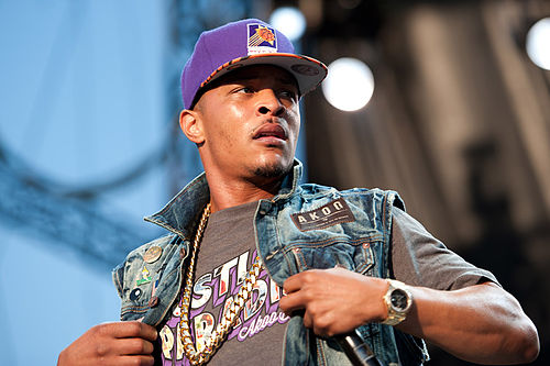 500px-T.I._performing_in_concert%2C_wearing_a_Phoenix_Suns_cap