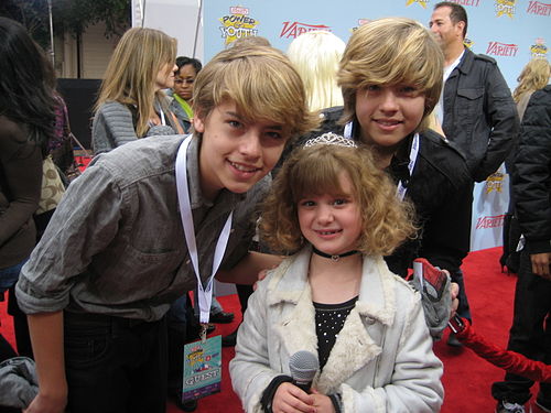 500px-Dylan_and_Cole_Sprouse_with_Piper