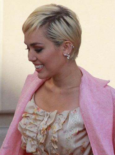 370px-Miley_Cyrus_on_2015_Rock_and_Roll_Hall_of_Fame_Induction_Ceremony_%28cropped%29